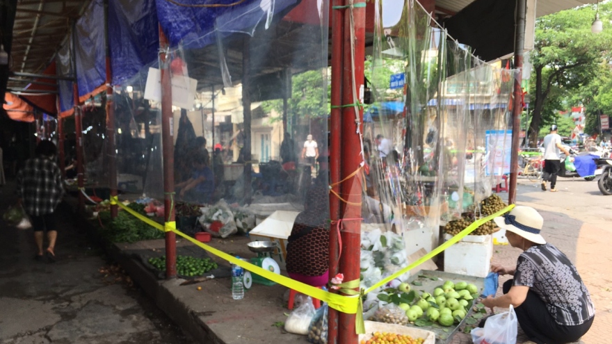 Tiểu thương chợ Bách Khoa góp tiền mua tấm nilon giãn cách phòng dịch